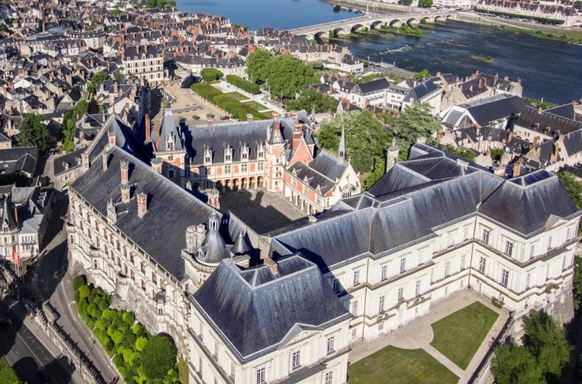 Le château de Blois aujourd'hui ; agrandissement : le château avant les travaux d'embellissement de Charles d'Orléans et son fils Louis XII