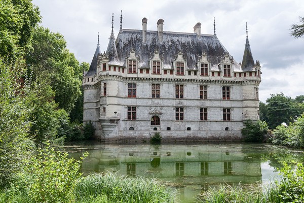 Ch&acirc;teau d'Azay-le-Rideau (1518-1523), class&eacute; MH, Indre-et-Loire. Chef-d'?uvre de la premi&egrave;re Renaissance fran&ccedil;aise.  L'agrandissement montre la fa&ccedil;ade est du ch&acirc;teau de Brissac,(XIe - XVIIe si&egrave;cle), class&eacute; MH, r&eacute;sidence des ducs de Brissac, ch&acirc;teau le plus haut de France, Brissac Loire Aubance, Pays de la Loire.