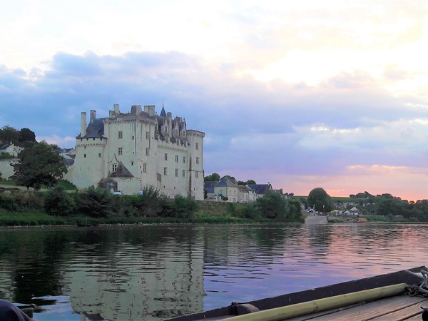 Coucher de soleil depuis la Loire sur le Château de Montsoreau (1443-1515), classé MH, patrimoine mondial de l'Unesco, Val de Loir. Le seul château de la Loire construit dans le lit du fleuve. L'agrandissement montre le château de Sully-sur-Loire (XIV-XVIIe), classé MH, patrimoine mondial de l'Unesco, Loiret. (cliquer pour agrandir l'image) Coucher de soleil depuis la Loire sur le Château de Montsoreau (1443-1515), classé MH, patrimoine mondial de l'Unesco, Val de Loir. Le seul château de la Loire construit dans le lit du fleuve. L'agrandissement montre le château de Sully-sur-Loire (XIV-XVIIe), classé MH, patrimoine mondial de l'Unesco, Loiret.