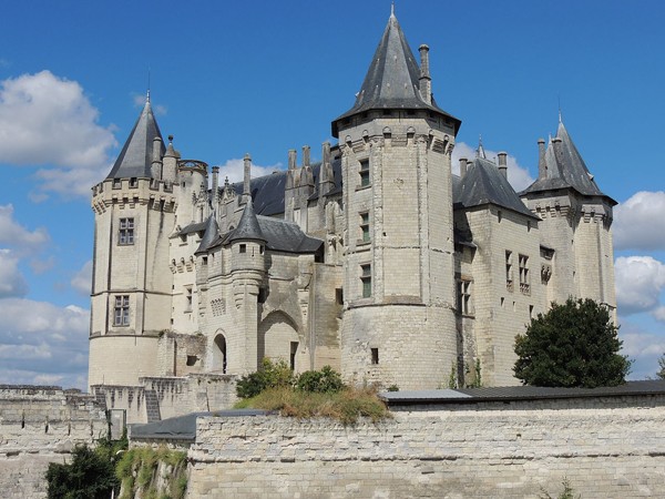 Ch&acirc;teau de Saumur (Xe-XVIe si&egrave;cle), class&eacute; MH, surnomm&eacute; &laquo; ch&acirc;teau d'amour &raquo; par le roi Ren&eacute; d'Anjou. L'agrandissement montre le ch&acirc;teau de Valen&ccedil;ay dans l'Indre (Xe-XVII si&egrave;cle), class&eacute; MH, dont l'architecture s'apparente &agrave; celle du ch&acirc;teau de Chambord. Valen&ccedil;ay est &eacute;voqu&eacute; dans les M&eacute;moires de la duchesse de Montpensier (XVIIe si&egrave;cle). Talleyrand acquit le ch&acirc;teau en 1800.