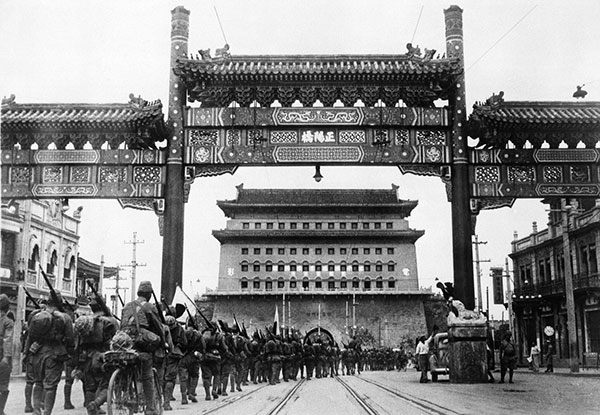 L?armée japonaise marche sous le Zhengyangmen, porte de la place Tian an?men, 1937.