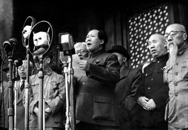 Proclamation de la RPC par Mao sur la place Tian an?men, le 1er octobre 1949.
