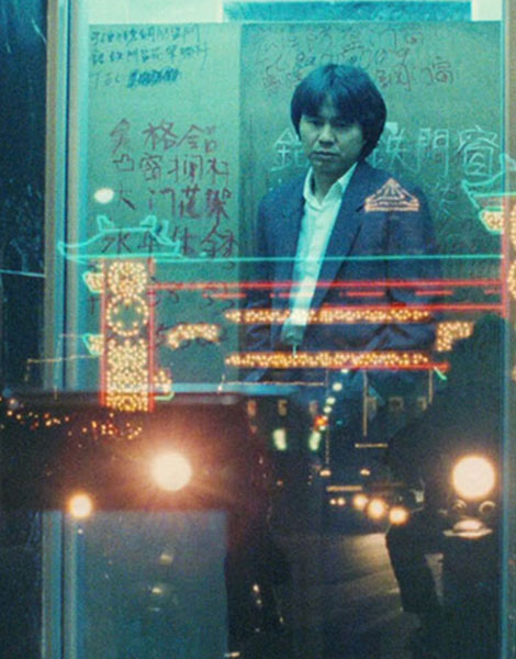 Scène de Taipei Story de Edward Yang, film emblématique du cinéma taiwanais qui montre l?essor économique de l?île et son occidentalisation. Sur ce plan, on peut lire sur le porche : Vive la République de la Chine - Commémoration de l'anniversaire du Père de la nation et célébration de la fête de la renaissance de la culture chinoise , une référence à Sun Yat Sen et à la Révolution du double dix.