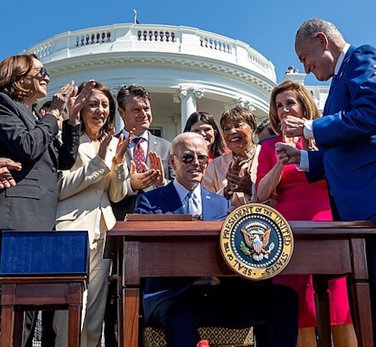 Joe Biden signe le Chips Act &agrave; la Maison Blanche le 9 ao&ucirc;t 2022