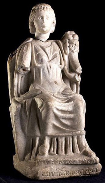 Statue en marbre de Bona Dea avec épigraphe : « Dédié à Bona Dea par Callistus, esclave de Rufina ») CIL XIV, 2251 [archive], région du Latium, Albano Laziale, Italie. Statuette de Bona Dea, découverte à Rome, musée Barracco.