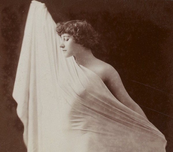 Colette dans le mimodrame La Chair. L?actrice est nue sous le drap, 1907, Léopold Reutlinger, photographie, (volumes 53 et 55), Gallica, BnF, Paris.