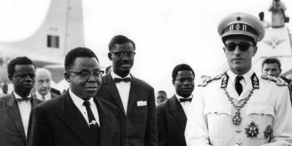 Arrivée du roi des Belges, Baudouin, le 29 juin 1960, à Léopoldville, pour la célébration de l'Indépendance du Congo. Il est accueilli à l?aérodrome de Ndjili par Joseph Kasavubu, président de la république du Congo indépendant et Patrice Lumumba, Premier ministre. En agrandissement : festivités lors de l'indépendance du Congo Belge le 30 juin 1960.