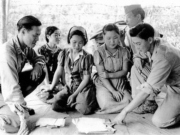 Trois femmes de réconfort coréennes libérées en Birmanie par l'armée américaine, le 14 août 1944, Archives nationales des États-Unis.