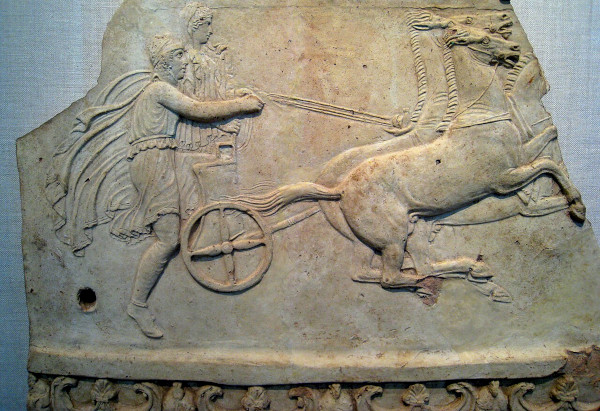P&eacute;lops et Hippodamie pendant la course de chars, bas-relief conserv&eacute; au Metropolitan Museum of Art &agrave; New York.