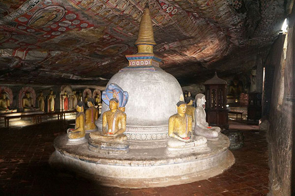 Stûpa dans l'une des trois cavernes du Temple d'or de Dambulla (nord de Kandy dans le district de Matale). Agrandissement : Sculpture du Bouddha couché. 