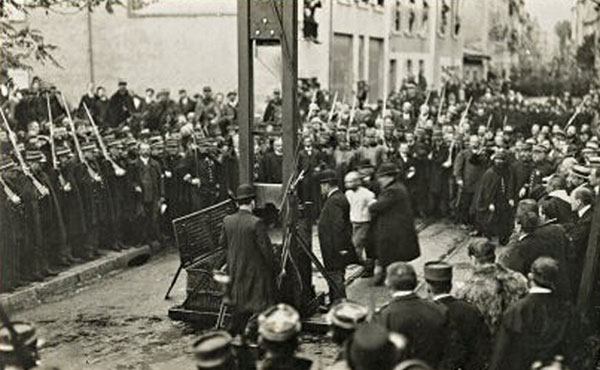 Triple exécution par guillotine d'Urbain Liottard, Louis Berruyer et Octavive David, célèbres hors-la-loi français, le 22 septembre 1909. Ils étaient surnommés les Chauffeurs de la Drôme car ils torturaient leurs victimes par le feu.