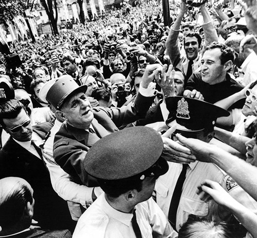 Le 23 juillet 1967, &agrave; Qu&eacute;bec, la foule salue le g&eacute;n&eacute;ral de Gaulle. En agrandissement, la Une du Devoir du 25 juillet 1967, au lendemain du discours du g&eacute;n&eacute;ral de Gaulle.