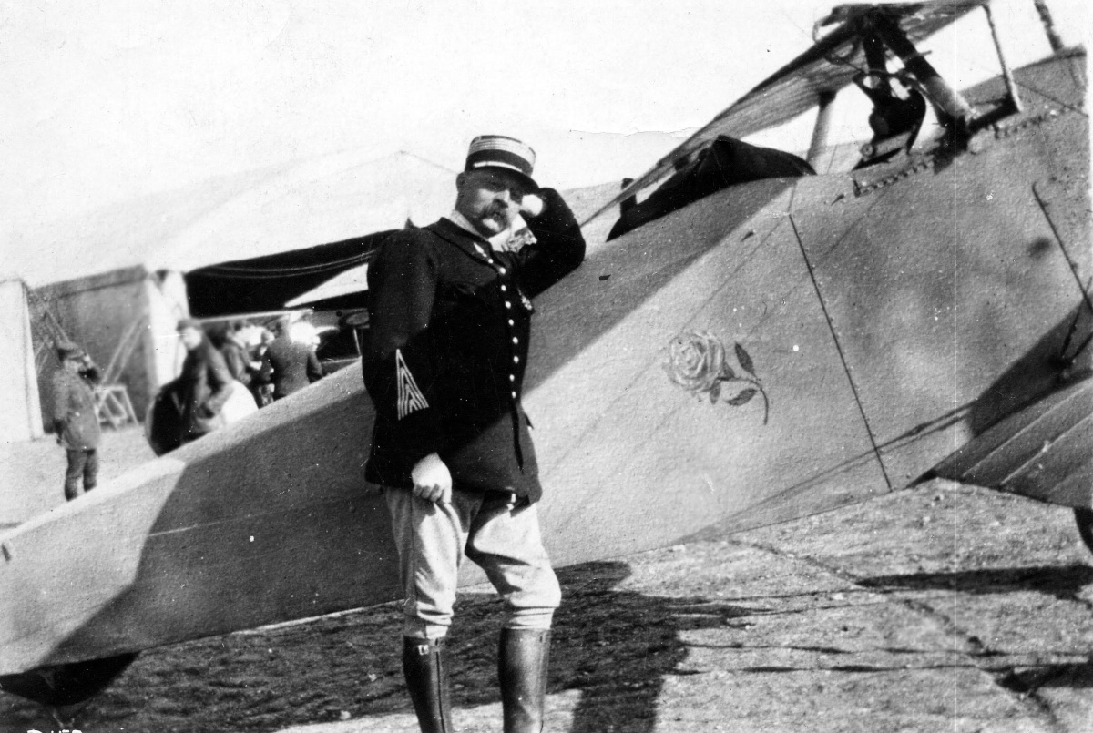 Le commandant Charles de Rose devant son BB Nieuport à la rose en 1916