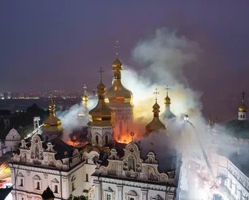 La cath&eacute;drale de la Dormition en feu dans la nuit du 14 au 15 juin 2026 ; agrandissement : la cath&eacute;drale avant l'incendie 