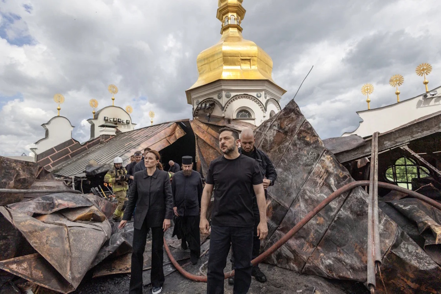 Le président Zelenski en visite dans les ruines de la cathédrale de la Dormition après le bombardement du 14 juin 2026 (cliquer pour agrandir l'image) Le président Zelenski en visite dans les ruines de la cathédrale de la Dormition après le bombardement du 14 juin 2026