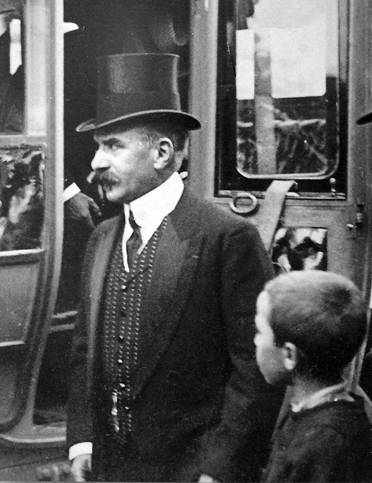 Driant l'écrivain. Agrandissement : la capitaine Danrit, auteur de La Guerre des Forts, première édition, 1888.