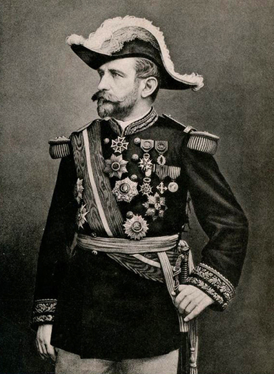 Georges Boulanger en grande tenue de général de division, photographie vers 1890. Agrandissement : John Williamson, Portrait équestre du général Boulanger, XIXe siècle, Paris, musée Carnavalet.