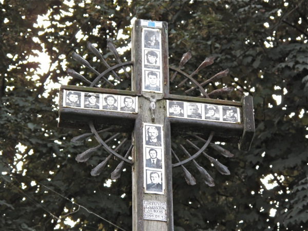 Mémorial commémorant ceux qui sont morts dans le mouvement d'indépendance lituanien contre l'occupation soviétique à la tour de télévision de Vilnius, le 13 janvier 1991.