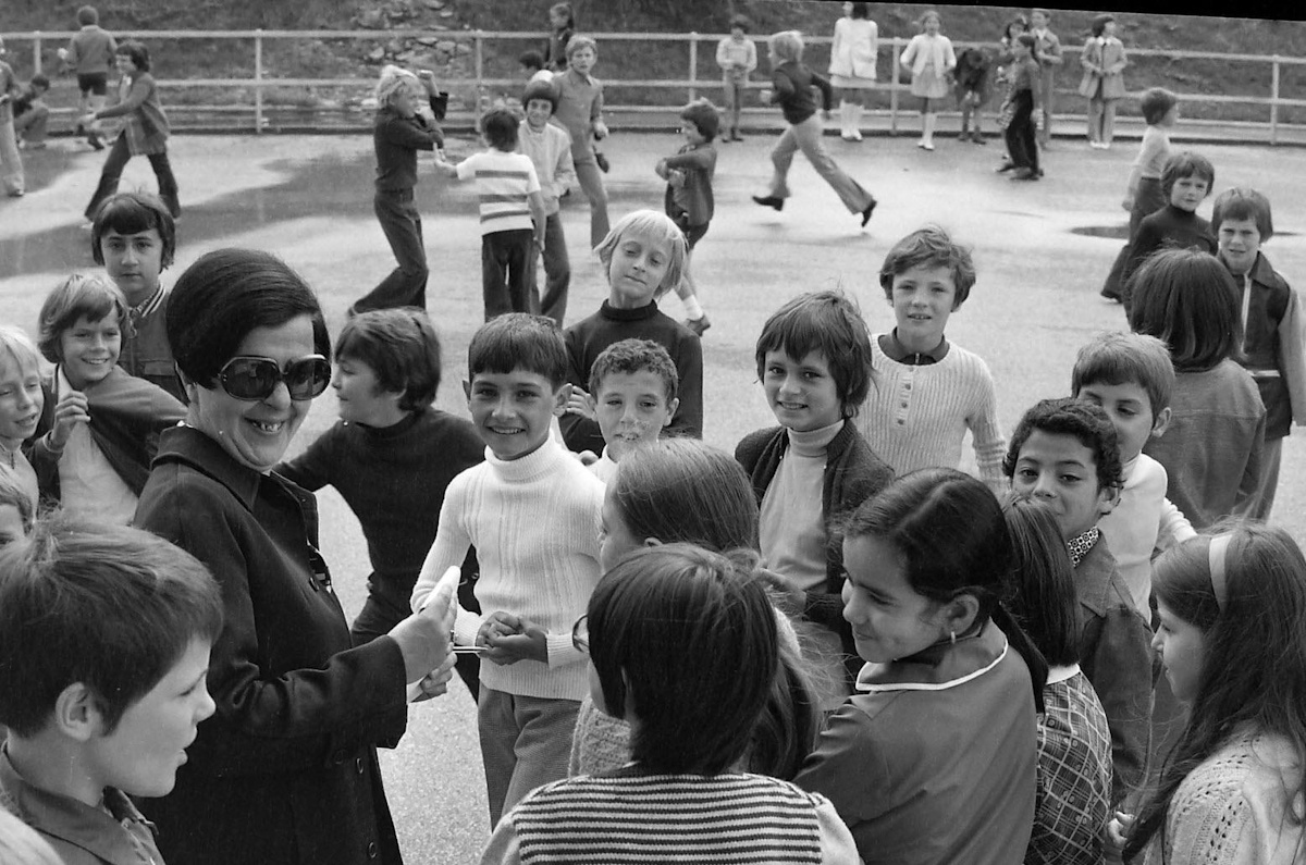 Rassemblement dans la cour d'école à la rentrée scolaire. 1970 (INA) Rassemblement dans la cour d'école à la rentrée scolaire. 1970 (INA)