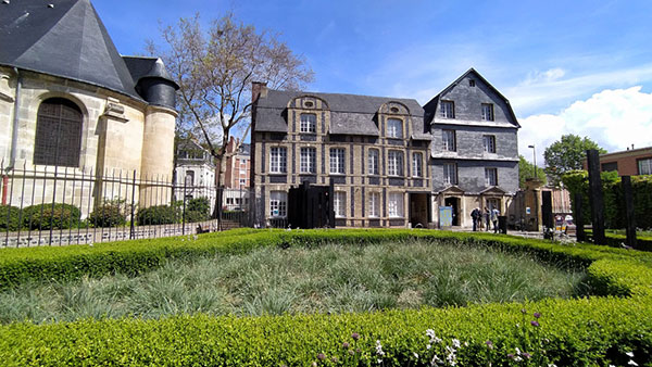 Hôtel Dubocage-de-Bléville, l?un des bâtiments épargnés par les bombardements, cadre de l?exposition. (© SWG) Hôtel Dubocage-de-Bléville, l?un des bâtiments épargnés par les bombardements, cadre de l?exposition. (© SWG)