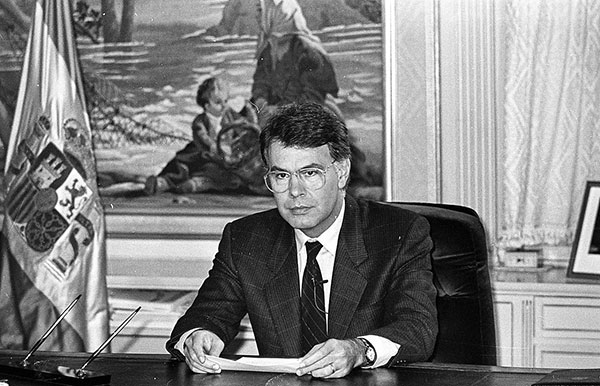 Felipe González, président du Gobierno, fait une déclaration institutionnelle au nom de TVE le 18 octobre 1986 pour la désignation de Barcelone aux Jeux Olympiques d'été de 1992. Agrandissement : Réunion du Conseil européen présidée par le Premier ministre belge Wilfried Martens avec le chancelier fédéral Kohl à Bruxelles, le 30 juin 1987. Au premier rang : Felipe González (4e en partant de la gauche) ; Margaret Thatcher et François Mitterrand au centre ; Jacques Delors et Jacques Chirac, à droite.