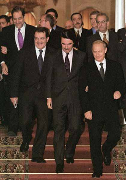 Conférence de presse sur les résultats du sommet Russie-UE, 29 mai 2002. De gauche à droite : le président de la Commission européenne, Romano Prodi, le Premier ministre espagnol et président en exercice de l'Union européenne, José Maria Aznar et Vladimir Poutine. Agrandissement : George W. Bush et le président espagnol José Maria Aznar se serrent la main à la fin d'une conférence de presse conjointe au Bush Ranch à Crawford, au Texas, le samedi 22 février 2003.