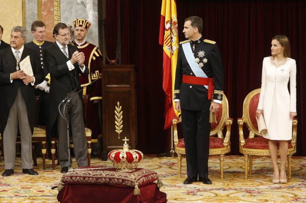 Mariano Rajoy applaudit la proclamation de Philippe VI comme roi d'Espagne en compagnie de son épouse la reine Letizia devant les Cortes Generales, le 19 juin 2014. Agrandissement : L'ancien Premier ministre Mariano Rajoy félicite le nouveau Premier ministre, Pedro Sánchez, après le vote de défiance envers le gouvernement, 1er juin 2018 (Photo : Diego Crespo).