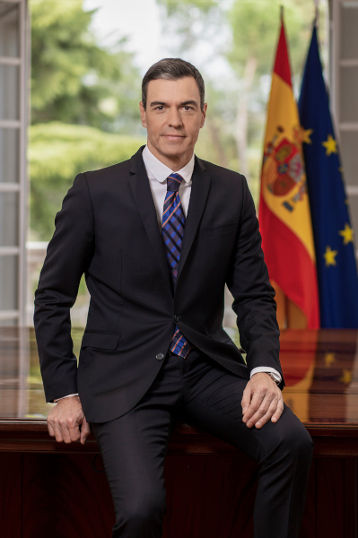 Photo officielle du président du gouvernement, Pedro Sánchez. 2023. Agrandissement : Pedro Sánchez et quelques ministres en 2023. De gauche à droite : le ministre de l'Économie, du Commerce et des Entreprises, Pedro Cuerpo, le président du gouvernement, Pedro Sánchez, le roi Felipe VI, la première vice-présidente et ministre des Finances, María Jesús Montero, et le ministre de la Transformation numérique et de la Fonction publique  José Luis Escrivá, remplacé en 2024 par Óscar López Águeda.