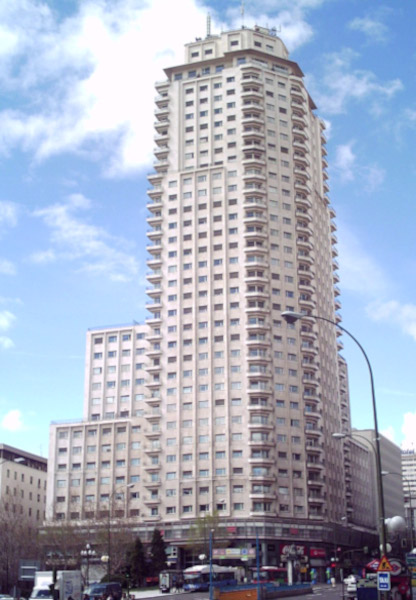La Torre de Madrid, culminant à 142m, construite en deux temps de 1954 à 1960, symbolisa la relance économique du pays. Architecte : Julián Otamendi Machimbarrena.