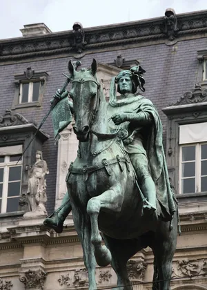 Étienne Marcel, premier maire de Paris (statue érigée en 1888 devant l'Hôtel de Ville de Paris, ancienne Maison aux Piliers) 