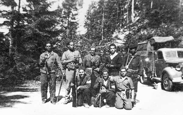 Un groupe composé de maquisards et de tirailleurs. Les combats de Valchevrière, juin 1944. En agrandissement, Cérémonie du 25 juin 1944 à Saint-Martin-en-Vercors avec remise de décorations, collection ANPCVMV.