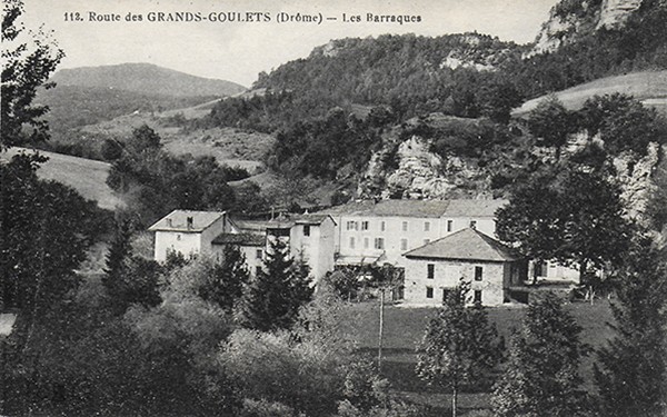 Saint-Martin-en-Vercors, Drôme, hameau des Baraques. Situé à la sortie des Grands Goulets, sur la pénétrante D538 qui conduit de la vallée de l?Isère au massif par le Royans. Les Baraques-en-Vercors subissent d?important dégâts au cours de l?attaque allemande du 22 janvier 1944, IGN, photo datant des années 1920, collection ANPCVMV.