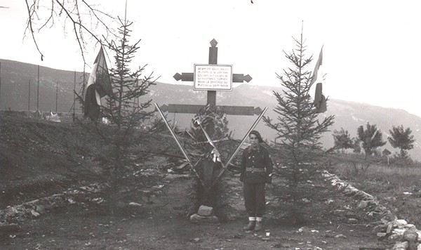 À Saint-Nizier-du-Moucherotte, les corps des maquisards tués lors des combats des 13 et 15 juin 1944 furent brûlés par les Allemands. Avant la construction du mémorial, une croix de Lorraine en bois avait été érigée. En agrandissement, l'inauguration du mémorial de Saint-Nizier-du-Moucherotte le 27 juillet 1947 par le ministre des Anciens combattants, François Mitterrand, collection ANPCVMV-FA.