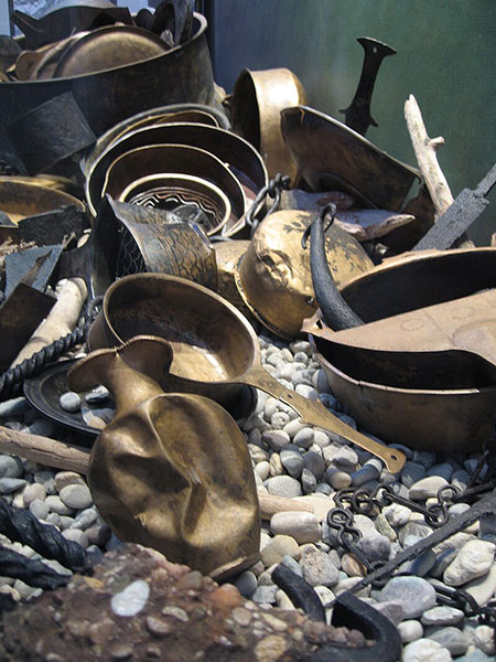 Trésor de Neupotz (Rhénanie-Palatinat), témoin archéologique des raids de pillage germaniques en Gaule romaine au cours du IIIe siècle, musée romain d'Augsbourg (Bavière).