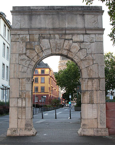 Arc de Dativius Victor à Mayence (IIIe siècle), copie réalisée en 1962. L'original est conservé au Landesmuseum.