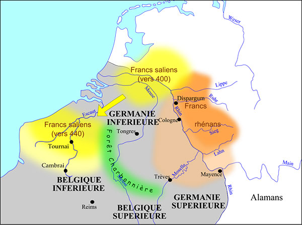 Les Francs saliens (en jaune) et rhénans (orange) dans la première moitié du Ve siècle. Les zones grises correspondent à l'Empire romain. Extension des frontières franques d'après Michel Rouche, Clovis, Éditions Fayard, 1996.