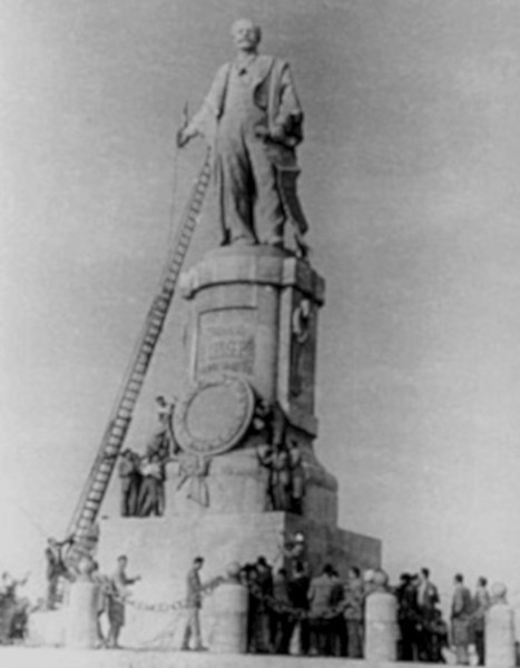 Une statue de Ferdinand de Lesseps, qui a construit le canal de Suez, est enlevée après la nationalisation du canal de Suez en 1956.