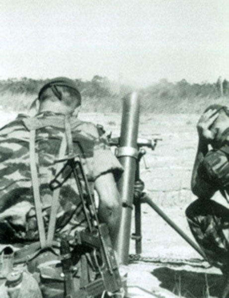 Bataille de Kolwesi : mortier Mo 81 LC du 2e REP en action (Photo Sgt Remy). Agrandissement : soldats français lors de l'Opération Barkhane en 2020.