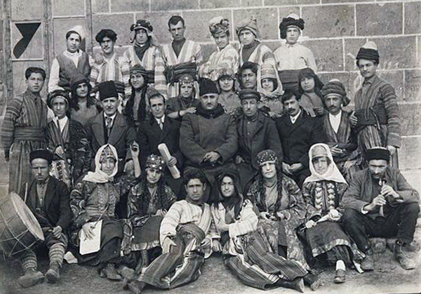 Arméniens dans leurs costumes nationaux en l'honneur de la visite du diplomate Fridtjof Nansen en Arménie, 1925. Agrandissement : Femmes kachkaï dans la province de Fars en Iran. Le kachkaï, une langue turque méridionale. Agrandissement : 
