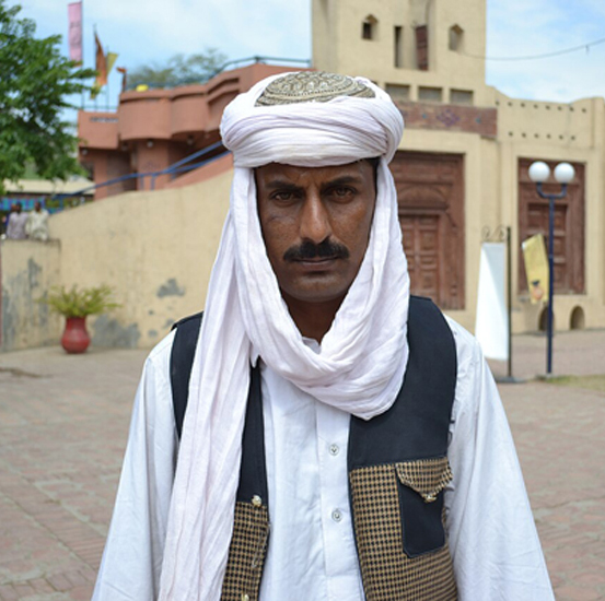Homme baloutche au Pakistan. Agrandissement : Enfants tamouls au Sri Lanka.