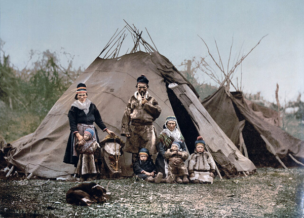 Famille Sami vers 1900. Les Samis sont un peuple autochtone d'une zone couvrant le nord de la Suède, de la Norvège et de la Finlande ainsi que la péninsule de Kola en Russie(ou Laponie).  Agrandissement : Membres de l'ethnie Komi, peuple finno-ougrien de Russie.