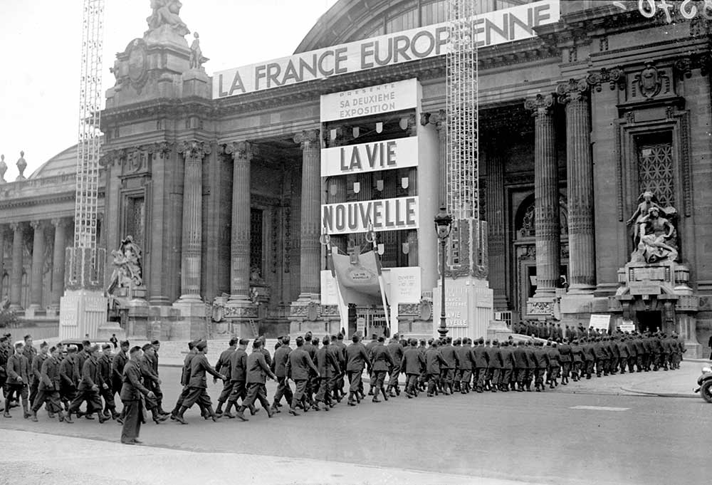 Membres de la Légion des volontaires français visitant l?exposition La Vie nouvelle au Grand Palais, à Paris, en juin 1942