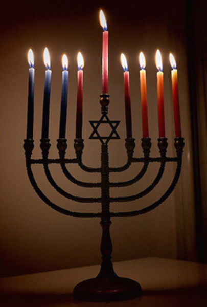 Les 8 lumières allumées pour célébrer Hanoucca.