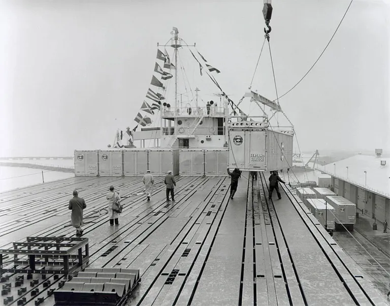 Chargement des premiers conteneurs sur l'Ideal-X, un ancien pétrolier de 16500 tonnes reconverti en cargo, 26 avril 1956