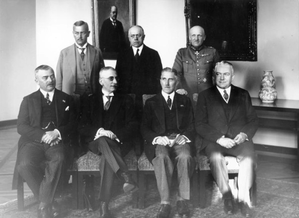 5 juin 1932. Debout, de gauche &agrave; droite : Franz G&uuml;rtner, ministre de la Justice, Hermann Warmbold, ministre de l'&Eacute;conomie et Kurt von Schleicher, chancelier et ministre de la D&eacute;fense du Reich, assassin&eacute; en 1934. Assis de gauche &agrave; droite : Magnus von Freiherr Braun, ministre de l'Alimentation du Reich, Wilhelm Friedrich von Freiherr Gayl, ministre de l'Int&eacute;rieur, Franz von Papen, Chancelier, Vice-Chancelier, Ambassadeur et Konstantin von Freiherr Neurath, ministre des Affaires &eacute;trang&egrave;res.
