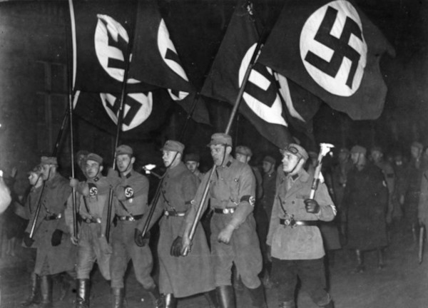 Procession aux flambeaux pour la Machtergreifung (prise du pouvoir) de Hitler, Berlin, 30 janvier 1933, German Federal Archives.