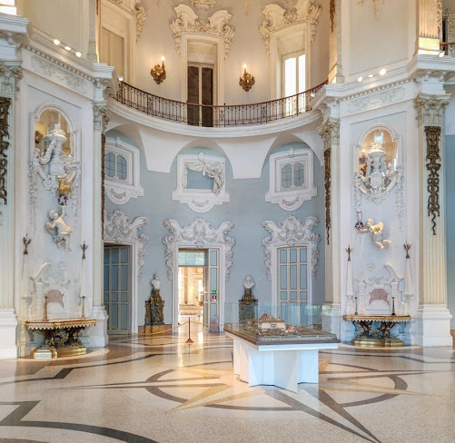 Une salle du palais Borromée, sur Isola Bella (lac Majeur, Italie) ; agrandissement : vue de l'île, toute entière occupée par le palais et ses jardins.