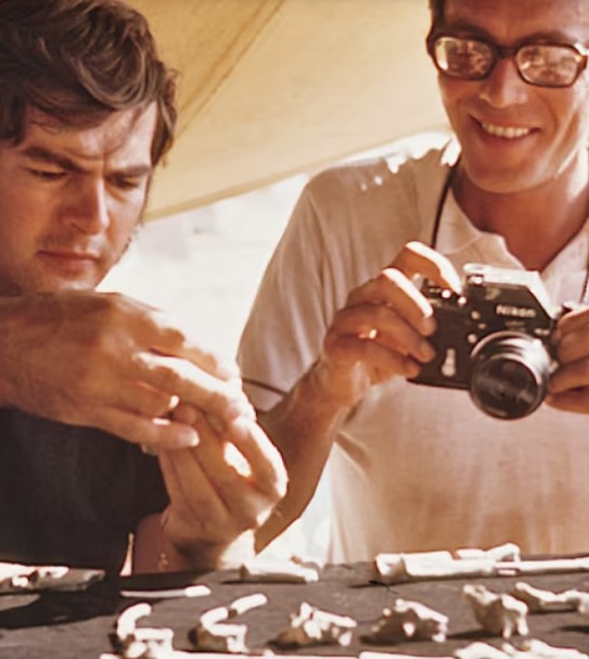 Donald Johanson et Maurice Taieb en extase devant Lucy, fin 1974