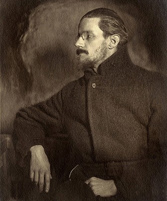 James Joyce photographié par Camille Ruf vers 1918, Cornell Joyce Collection. En agrandissement, statue en bronze de l'écraivain à Dublin.