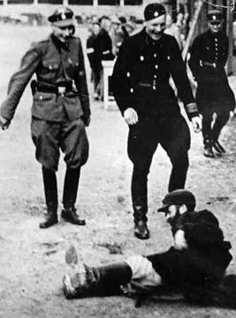 Un Juif humili&eacute; par des miliciens lituaniens &agrave; Lodz (1942 ou 1943)